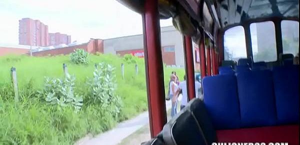  Jovencita colombiana folla en el bus